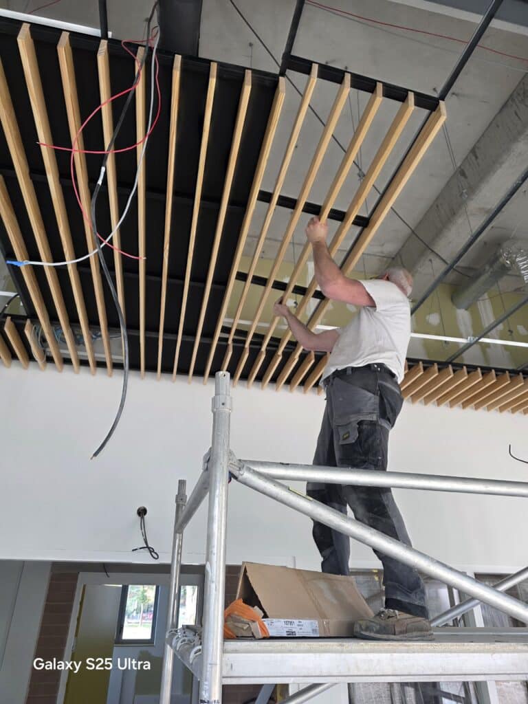 Poseur plafond acoustique lames bois
