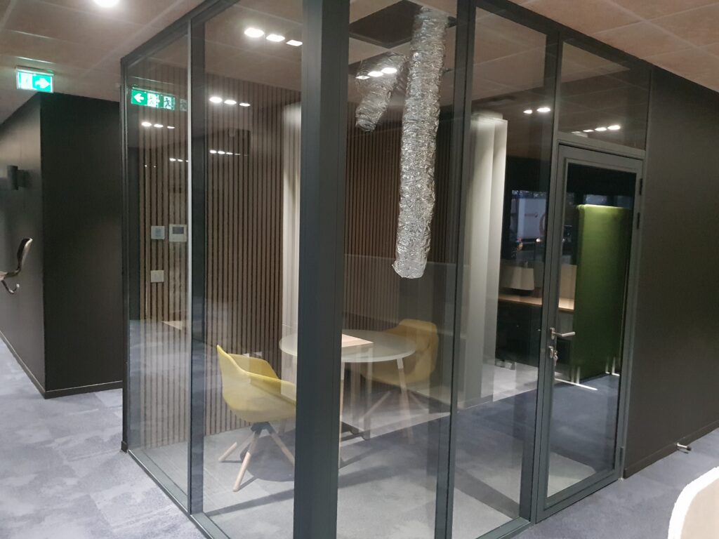 cloison vitrée toute hauteur avec couvre joints