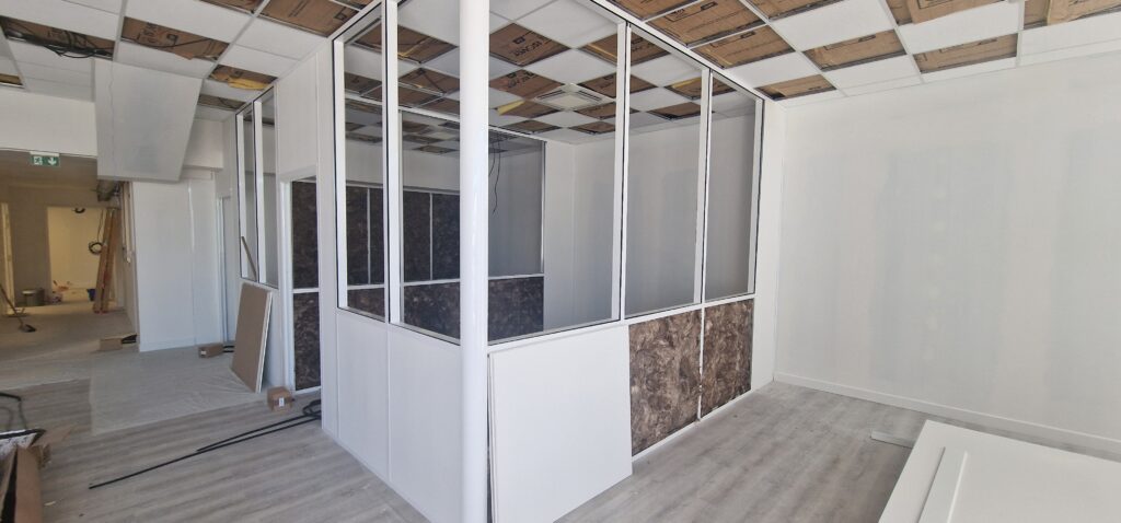 Insertion panneaux dans cloison modulaire